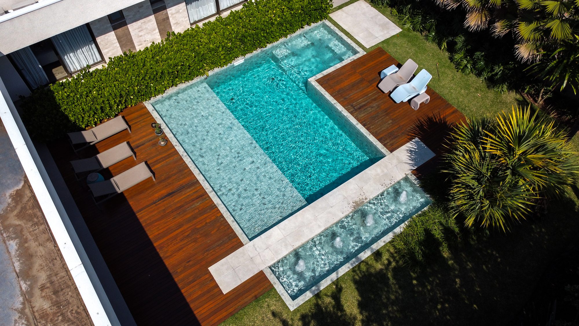 Vista aérea de piscina implantada no jardim da residência