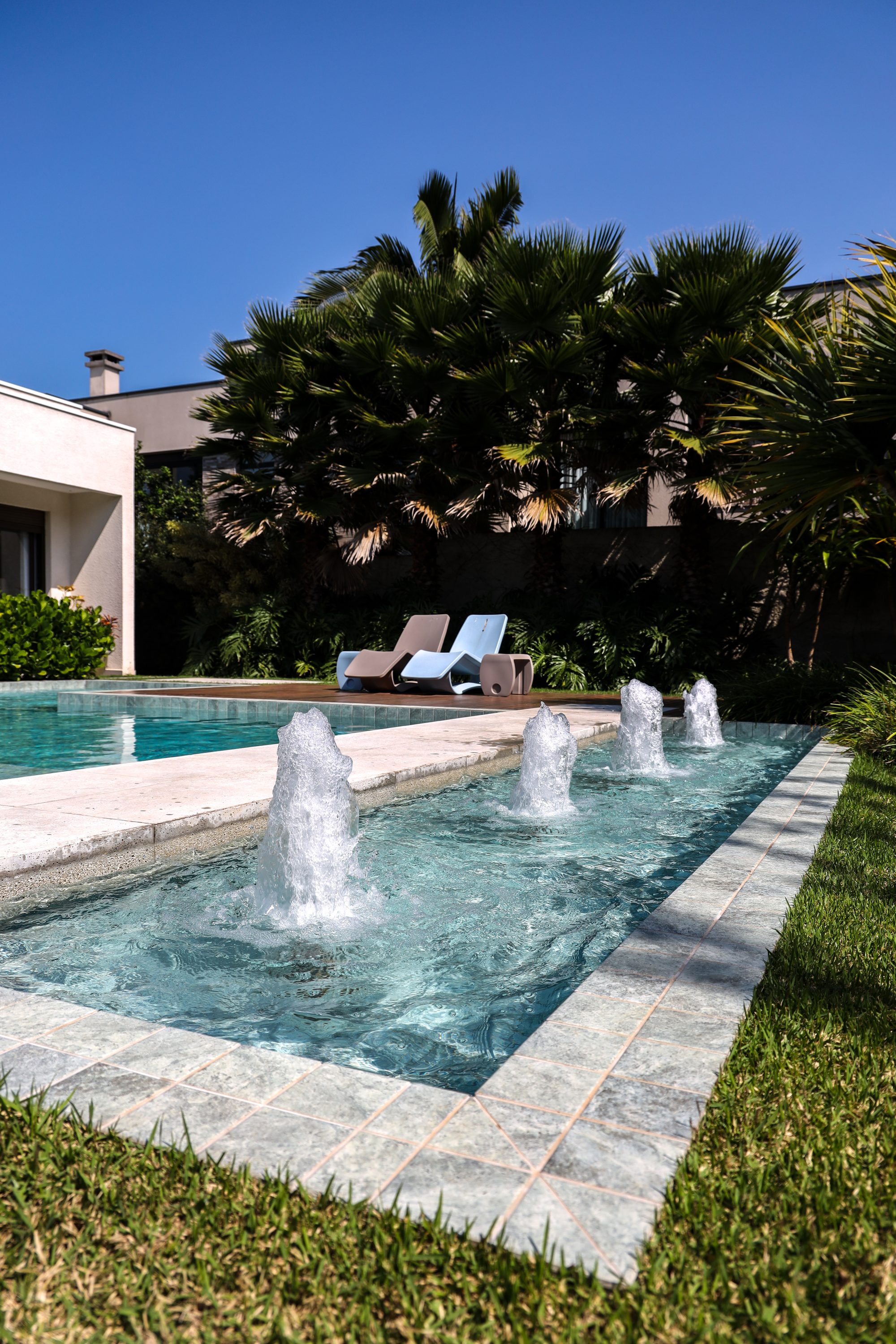 Piscina com jatos de água em funcionamento